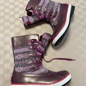 UGG AUSTRALIA Baroness 1001796 Burgundy Snowflake Winter Snow Boots Size 9 EU 40